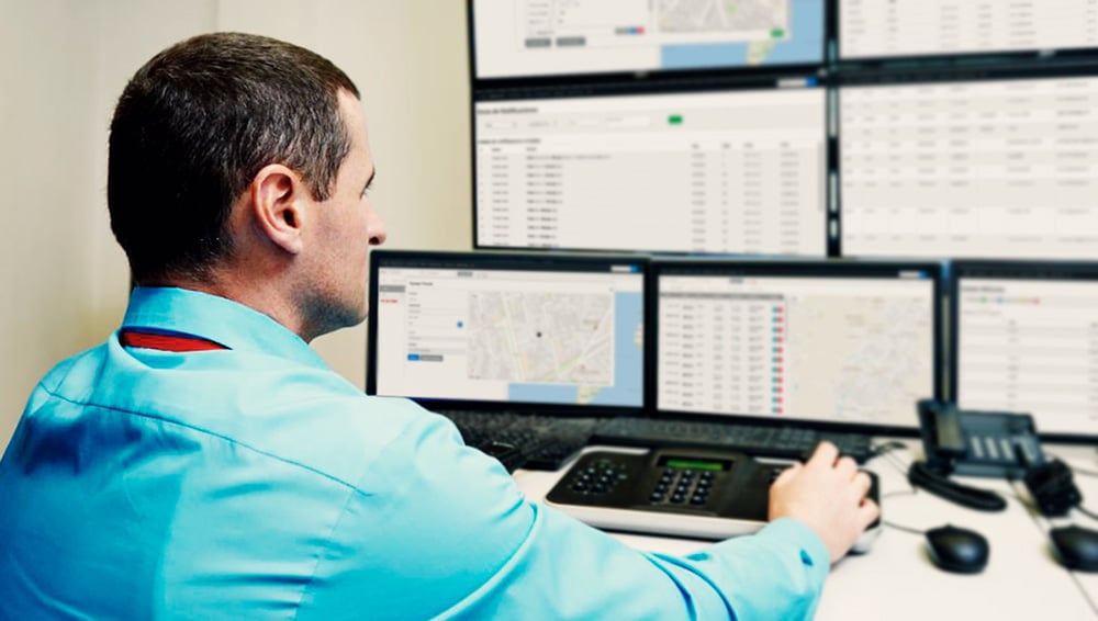centro-monitoreo-monitores-persona-seguridad-gps