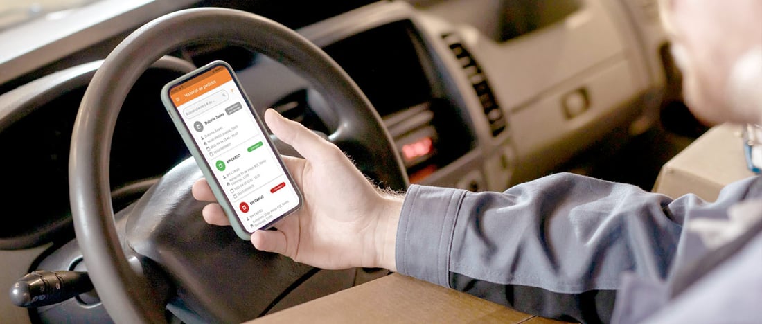 vehiculo-auto-celular-ruta-persona-aplicacion-smartphone